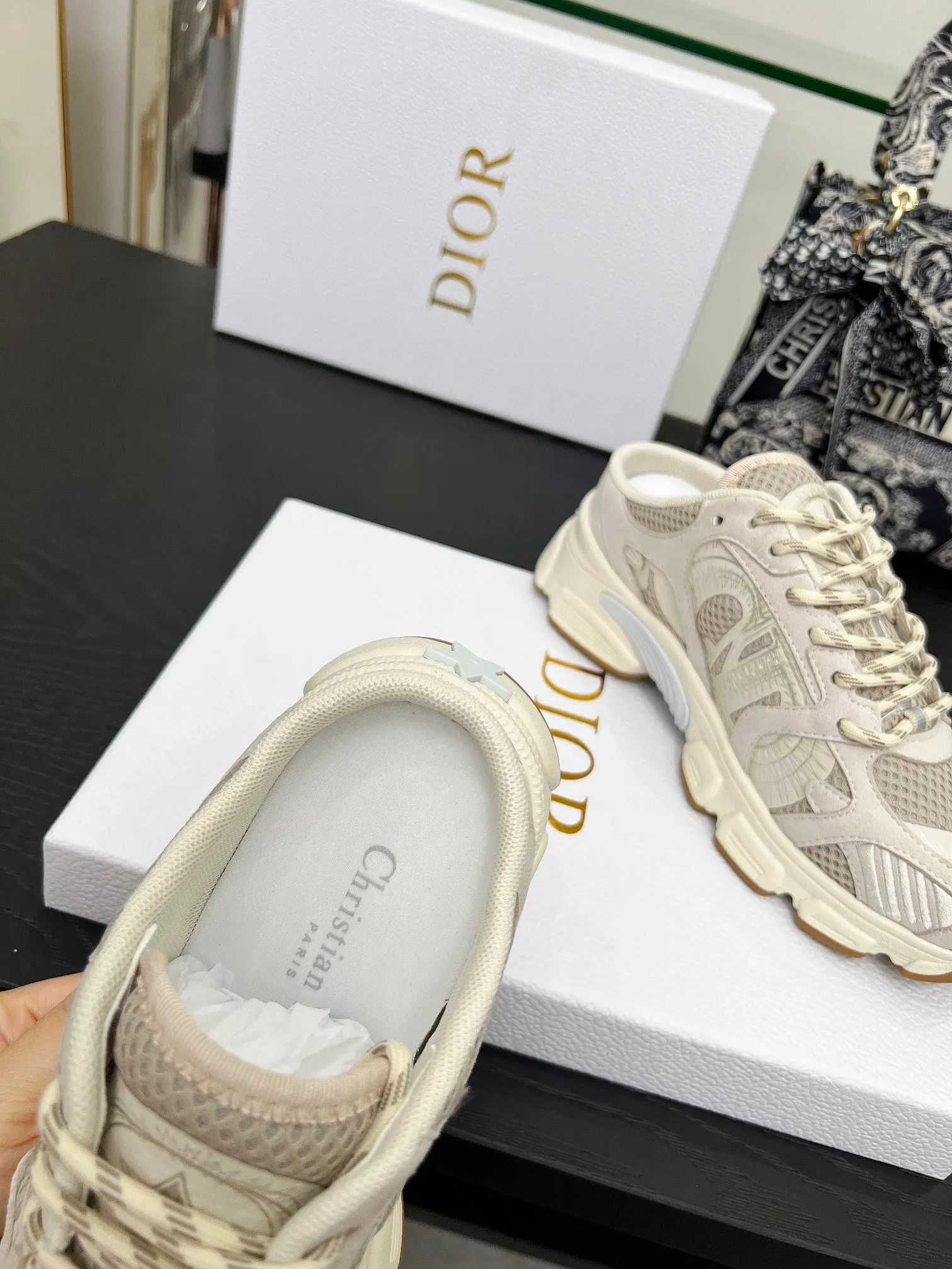 p560🐮🐮This Dior Chrono sports half slipper reinterprets running shoes with Dior's haute couture style. Gray mesh fabric is paired with tonal suede calfskin panels, the CD logo on the side, the star patch on the tongue and the Dior logo on the heel, all in classic fine detail. Featuring two-tone laces and a lightweight sole with star graphics, they can be worn year-round. Size: Women’s size 35-41 (35/42 can be customized) Men’s size 40-46 (men’s version is being printed) Color: 12 colors available